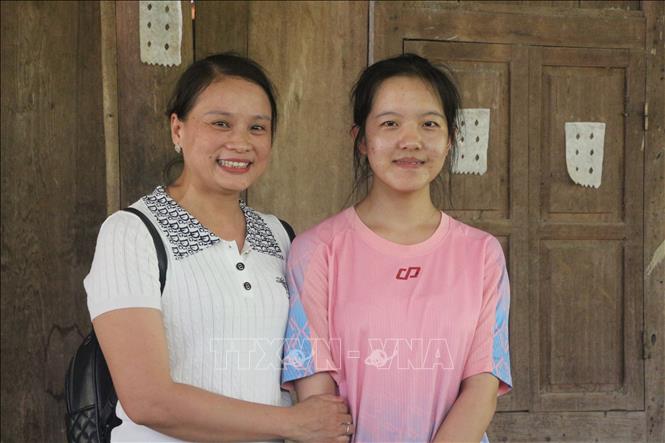 Thò Ý Cu với cô giáo chủ nhiệm Lê Lan Thương. Ảnh: Bích Huệ - TTXVN