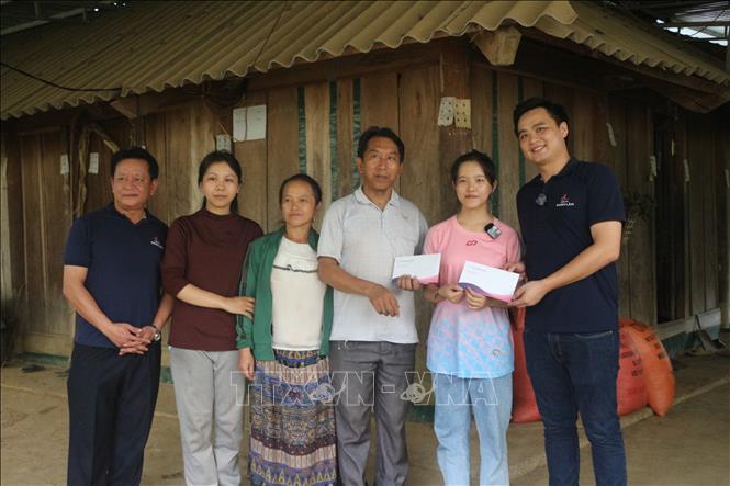 Trước mắt, Thẩm mỹ Doãn Lâm tài trợ 2 tháng đầu học phí và sinh hoạt phí cho em Thò Ý Cu nhập học. Ảnh: Bích Huệ - TTXVN