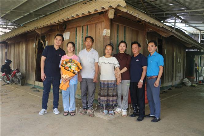 Đại diện quỹ học bổng “Tiếp sức bác sĩ đến trường” của Trung tâm thẩm mỹ Doãn Lâm tài trợ cho nữ sinh Thò Ý Cu toàn bộ tiền học phí và sinh hoạt phí trong 6 năm học đại học. Ảnh: Bích Huệ - TTXVN