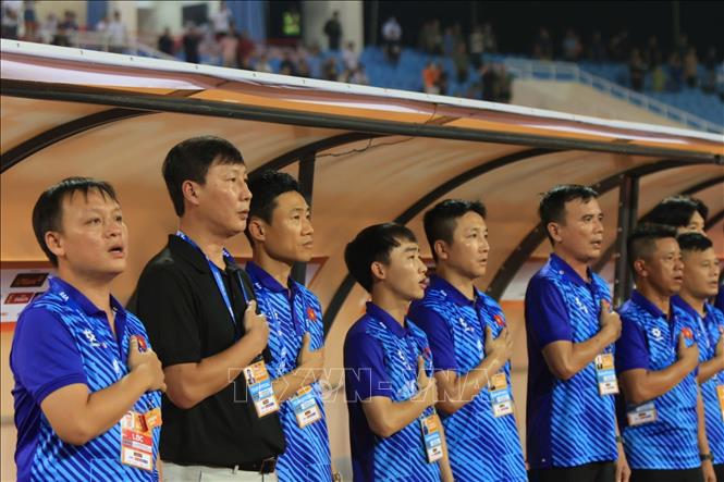 HLV trưởng Đội tuyển Việt Nam Kim Sang-sik cùng các thành viên Ban huấn luyện. Ảnh: Tuấn Anh-TTXVN 
