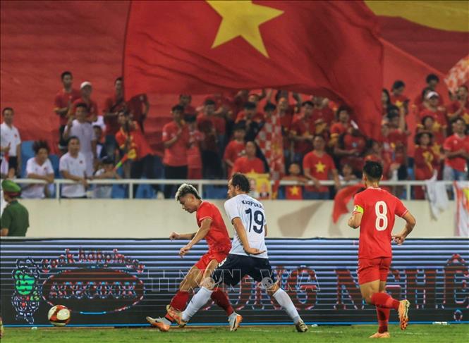 Đội tuyển Việt Nam gặp nhiều khó khăn khi gặp một đội bóng có đẳng cấp cao hơn hẳn. Ảnh: Tuấn Anh-TTXVN 
