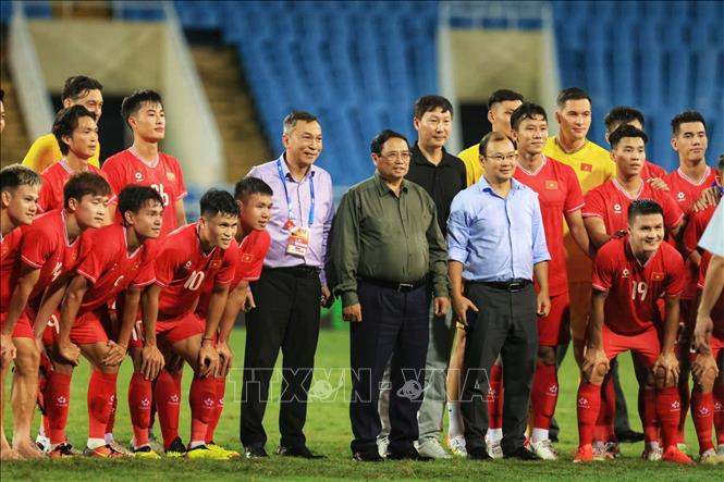 Thủ tướng Phạm Minh Chính đến xem trận đấu và xuống sân động viên các tuyển thủ Việt Nam sau khi kết thúc trận đấu. Ảnh: Tuấn Anh-TTXVN 
