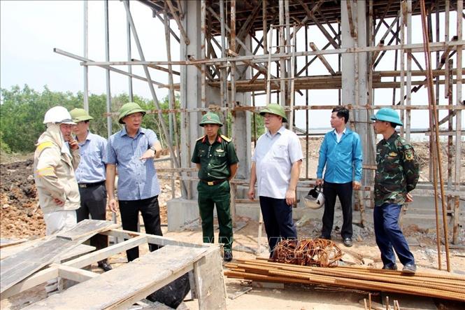 Ông Trần Đức Thắng- Chủ tịch UBND thị xã Quảng Yên (thứ 3 bìa trái vào) kiểm tra an toàn phòng chống bão số 3 tại các công trình xây dựng. Ảnh: TTXVN phát