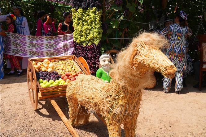 Uzbekistan đã tổ chức Lễ hội nho và sản xuất rượu vang quốc tế tại quận Parkent thuộc vùng Tashkent. Lễ hội bao gồm các hội chợ nông nghiệp, triển lãm của các thương hiệu rượu vang quốc tế và các hội thảo quốc tế về ngành trồng nho. Ảnh: Trái cây địa phương được trưng bày tại lễ hội. Ảnh: THX/TTXVN