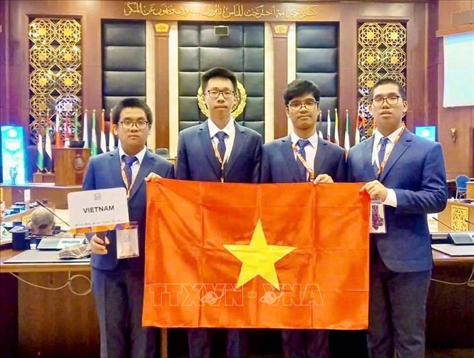 Đội tuyển quốc gia Việt Nam gồm 4 học sinh dự thi IOI năm 2024 đều đạt huy chương, gồm: 2 HCV, 1 HCB, 1 HCĐ. Ảnh: TTXVN phát
