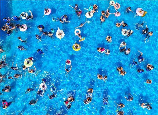 Theo đánh giá ban đầu của Cơ quan theo dõi biến đổi khí hậu Copernicus (C3S) của Liên minh châu Âu (EU), nhiệt độ trung bình trên toàn cầu trong tháng 8/2024 ở mức nóng kỷ lục. Dữ liệu sơ bộ của cơ quan trên cho thấy con số này sẽ cao hơn mức nhiệt trung bình là 16,82 độ C đo được vào tháng 8/2023. Ảnh: Người dân tránh nóng trong công viên nước tại tỉnh Hồ Nam, Trung Quốc. THX/TTXVN