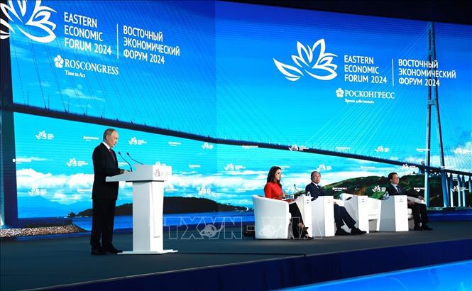 Ngày 5/9/2024, phát biểu tại phiên họp toàn thể của Diễn đàn Kinh tế phương Đông lần thứ IX (EEF 2024) tại Vladivostok, Tổng thống Vladimir Putin (ảnh) cho rằng nền kinh tế Nga hiện đã đứng thứ tư trên thế giới, trong khi khoảng cách giữa nền kinh tế Trung Quốc và Mỹ đang ngày càng nới rộng. Ông Putin chỉ ra rằng tăng trưởng Tổng sản phẩm quốc nội (GDP) của Nga trong nửa đầu năm 2024 đạt 4,6% và kỳ vọng GDP cả năm sẽ vượt qua mức tăng trưởng của cả năm 2023. Ảnh: AA/TTXVN