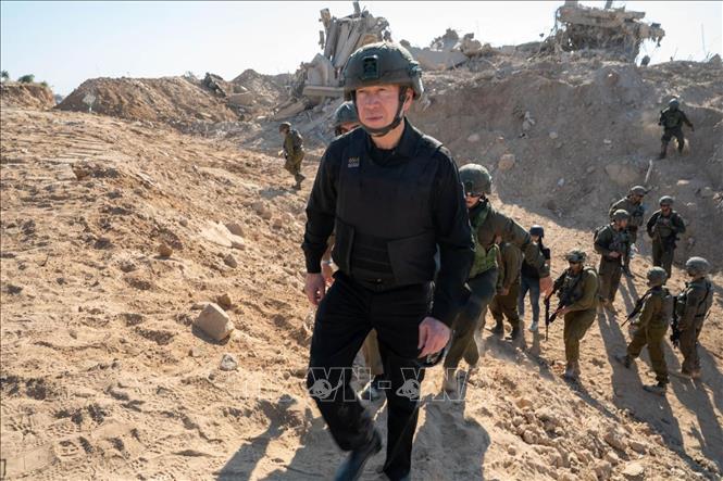 Nhiều quốc gia ở Trung Đông ngày 4/9/2024 đã bày tỏ ủng hộ Cairo trong cuộc tranh cãi với Israel về Hành lang Philadelphi dọc biên giới giữa Dải Gaza và Ai Cập. Ai Cập đã tuyên bố không chấp nhận bất kỳ sự hiện diện nào của quân đội Israel tại Hành lang Philadelphi và yêu cầu trở lại nguyên trạng như trước thời điểm bùng phát xung đột ở Gaza hồi năm ngoái. Tuy nhiên, Thủ tướng Israel Benjamin Netanyahu đã nhiều lần tuyên bố sẽ không cân nhắc việc chấm dứt sự hiện diện của quân đội Israel ở khu vực này. Ảnh: Bộ trưởng Quốc phòng Israel Yoav Gallant thị sát Hành lang Philadelphi ngày 21/8. Ảnh: THX/TTXVN