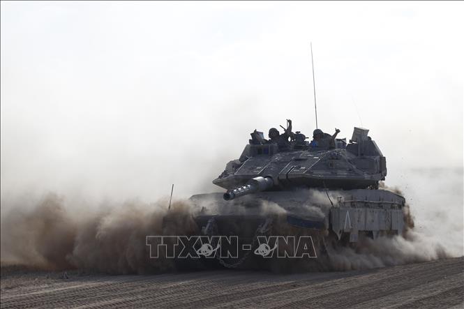 Nhiều quốc gia ở Trung Đông ngày 4/9/2024 đã bày tỏ ủng hộ Cairo trong cuộc tranh cãi với Israel về Hành lang Philadelphi dọc biên giới giữa Dải Gaza và Ai Cập. Ai Cập đã tuyên bố không chấp nhận bất kỳ sự hiện diện nào của quân đội Israel tại Hành lang Philadelphi và yêu cầu trở lại nguyên trạng như trước thời điểm bùng phát xung đột ở Gaza hồi năm ngoái. Tuy nhiên, Thủ tướng Israel Benjamin Netanyahu đã nhiều lần tuyên bố sẽ không cân nhắc việc chấm dứt sự hiện diện của quân đội Israel ở khu vực này. Ảnh: Xe quân sự Israel di chuyển gần biên giới với Dải Gaza ngày 29/5. Ảnh: THX/TTXVN