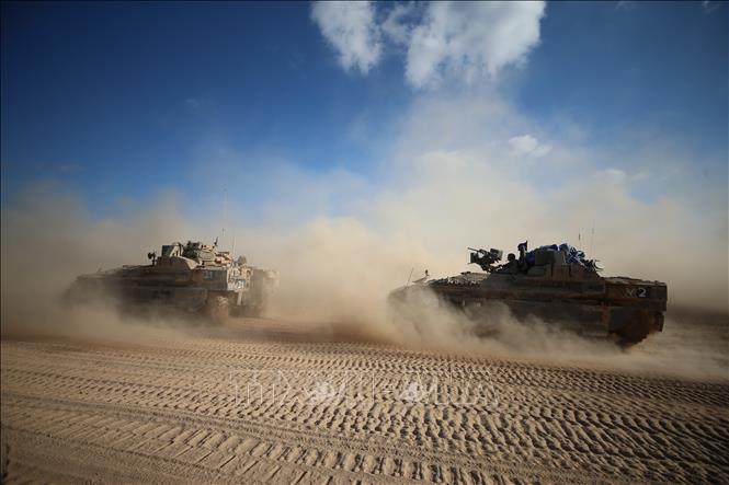 Nhiều quốc gia ở Trung Đông ngày 4/9/2024 đã bày tỏ ủng hộ Cairo trong cuộc tranh cãi với Israel về Hành lang Philadelphi dọc biên giới giữa Dải Gaza và Ai Cập. Ai Cập đã tuyên bố không chấp nhận bất kỳ sự hiện diện nào của quân đội Israel tại Hành lang Philadelphi và yêu cầu trở lại nguyên trạng như trước thời điểm bùng phát xung đột ở Gaza hồi năm ngoái. Tuy nhiên, Thủ tướng Israel Benjamin Netanyahu đã nhiều lần tuyên bố sẽ không cân nhắc việc chấm dứt sự hiện diện của quân đội Israel ở khu vực này. Ảnh: Xe quân sự Israel di chuyển gần biên giới với Dải Gaza ngày 29/5. Ảnh: THX/TTXVN