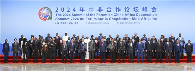 Tại Hội nghị thượng đỉnh Diễn đàn hợp tác Trung Quốc-Châu Phi (FOCAC) năm 2024 đang diễn ra tại Bắc Kinh, Trung Quốc, ngày 5/9/2024, các nước tham gia đã thông qua tuyên bố về xây dựng cộng đồng Trung Quốc-Châu Phi chia sẻ tương lai cho kỷ nguyên mới, đồng thời thống nhất kế hoạch hành động cho quan hệ đối tác trong 3 năm tới. Ảnh: Các đại biểu chụp ảnh chung tại hội nghị. THX/TTXVN