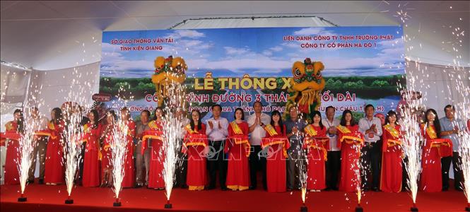 Nghi thức cắt băng thông xe đường 3/2 nối dài. Ảnh: Lê Sen - TTXVN