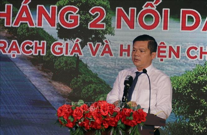 Ông Giang Thanh Khoa, Phó Chủ tịch UBND tỉnh Kiên Giang, phát biểu tại lễ thông xe. Ảnh: Lê Sen - TTXVN
