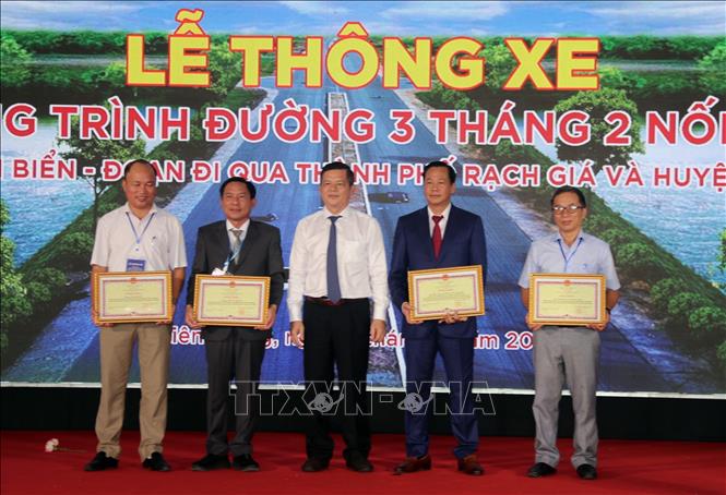 UBND tỉnh Kiên Giang tặng Bằng khen cho các tập thể có thành tích xuất sắc thi công công trình đường 3/2 nối dài. Ảnh: Lê Sen - TTXVN