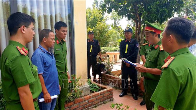 Cơ quan Cảnh sát điều tra tống đạt quyết định khởi tố đối tượng Đặng Thanh Bình. Ảnh: TTXVN phát