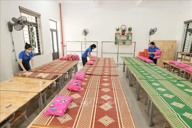 Trường Tiểu học Quang Trung (quận Ngô Quyền) cho học sinh nghỉ học từ trưa thứ Sáu. Trường được trưng dụng làm nơi trú bão của các hộ dân phường Vạn Mỹ (quận Ngô Quyền). Ảnh: Minh Quyết - TTXVN