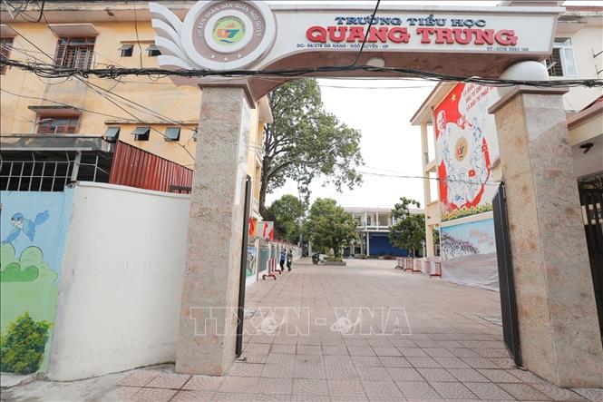 Trường Tiểu học Quang Trung (quận Ngô Quyền) cho học sinh nghỉ học từ trưa thứ Sáu. Trường được trưng dụng làm nơi trú bão của các hộ dân phường Vạn Mỹ (quận Ngô Quyền). Ảnh: Minh Quyết - TTXVN