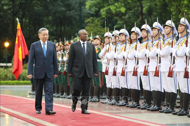 Party General Secretary, State President To Lam and President of Guinea-Bissau Umaro Sissoco Embalo review the guards of honour. VNA Photo: Minh Đức