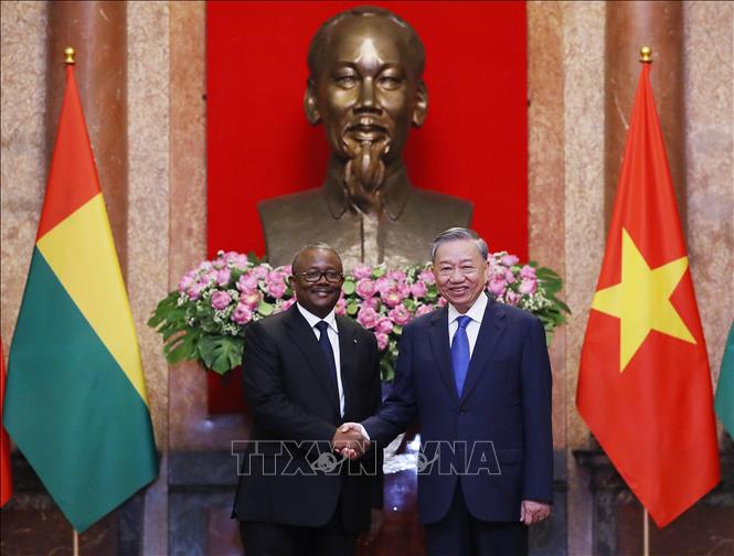 Party General Secretary, State President To Lam welcomes President of Guinea-Bissau Umaro Sissoco Embalo. VNA Photo: Minh Đức