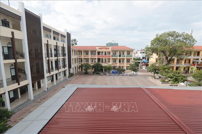 Trường Tiểu học Quang Trung (quận Ngô Quyền) cho học sinh nghỉ học từ trưa thứ Sáu. Trường được trưng dụng làm nơi trú bão của các hộ dân phường Vạn Mỹ (quận Ngô Quyền). Ảnh: Minh Quyết - TTXVN
