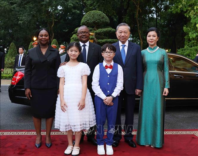 Party General Secretary, State President To Lam and his spouse welcome President of Guinea-Bissau Umaro Sissoco Embalo and his spouse. VNA Photo: Minh Đức