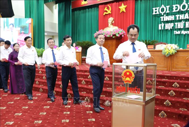 Đại biểu HĐND tỉnh bỏ phiếu bầu Chủ tịch UBND tỉnh Thái Nguyên nhiệm kỳ 2021-2026. Ảnh: Hoàng Nguyên - TTXVN 