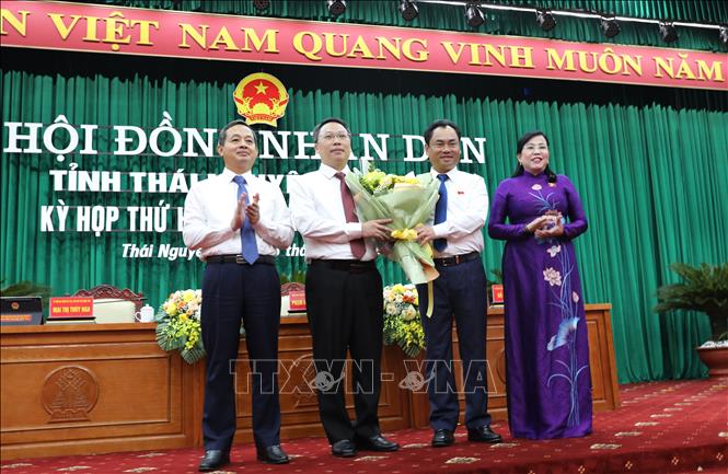 Ông Trịnh Việt Hùng, Bí thư Tỉnh ủy Thái Nguyên tặng hoa chúc mừng tân Chủ tịch UBND tỉnh Thái Nguyên Nguyễn Huy Dũng. Ảnh: Hoàng Nguyên - TTXVN