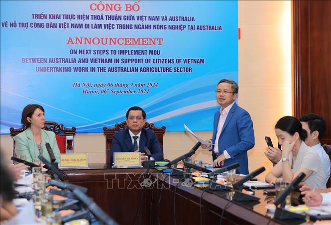 Phó Cục trưởng Cục quản lý lao động ngoài nước Phạm Viết Hương công bố hồ sơ, quy trình, tiêu chí xét các doanh nghiệp đưa người lao động đi làm việc ở Australia trong chương trình. Ảnh: Hoàng Hiếu - TTXVN