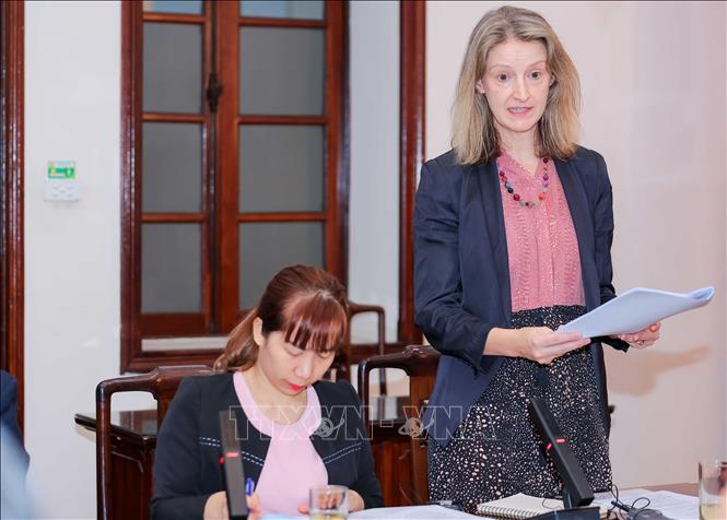 Tham tán Kinh tế Đại sứ quán Australia tại Việt Nam Cecilia Brennan phát biểu về những đãi ngộ và mức lương mà người lao động Việt Nam được nhận khi lao động tại Australia. Ảnh: Hoàng Hiếu - TTXVN