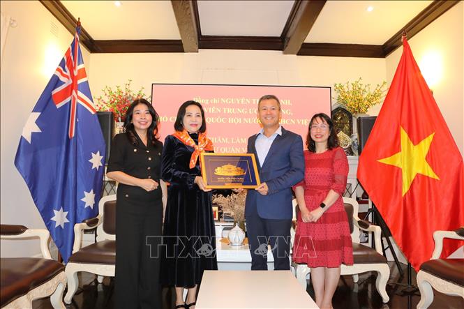 Phó Chủ tịch Quốc hội Nguyễn Thị Thanh tặng quà cho Tổng Lãnh sự phụ trách bang New South Wales, bang Nam Australia và bang Queensland Nguyễn Đăng Thắng và Phu nhân. Ảnh: Thanh Tú – PV TTXVN tại Australia