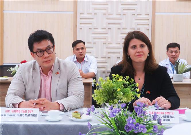 Bà Alexandra Smith, Tổng Lãnh sự Vương quốc Anh tại Thành phố Hồ Chí Minh trong buổi làm việc tại Bệnh viện Đa khoa Quốc tế S.I.S Cần Thơ. Ảnh: Ánh Tuyết - TTXVN