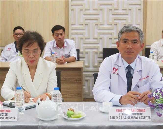 Tiến sĩ, Bác sĩ Trần Chí Cường - Giám đốc Bệnh viện Đa khoa Quốc tế S.I.S Cần Thơ trong buổi tiếp và làm việc với Tổng Lãnh sự Vương quốc Anh tại Thành phố Hồ Chí Minh. Ảnh: Ánh Tuyết - TTXVN 