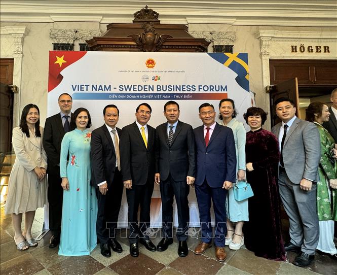 Đại sứ Trần Văn Tuấn chụp ảnh lưu niệm với đoàn công tác thành phố Hải Phòng tại Diễn đàn Doanh nghiệp Việt Nam-Thuỵ Điển 2024 ngày 6/9 tại Stockholm. Ảnh: Thu Hằng - PV TTXVN tại châu Âu
