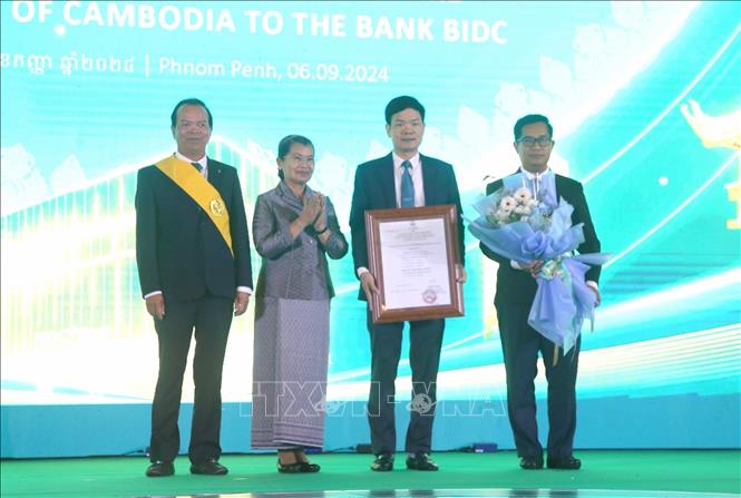 Bà Men Sam An, Phó Chủ tịch đảng Nhân dân Campuchia, Ủy viên Hội đồng cố vấn tối cao của Quốc vương Campuchia, Chủ tịch Hội Hữu nghị Campuchia-Việt Nam trao tặng Huân chương Hoàng gia Campuchia Monisaraphon hạng Mohesana cho tập thể BIDC. Ảnh: Hoàng Minh- PV TTXVN tại Campuchia 