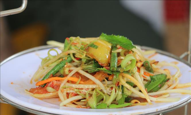 Món đu đủ đâm mang nét đặc trưng của ẩm thực vùng Bảy Núi An Giang vừa ngon, bình dị, dân dã nhưng vô cùng cuốn hút. Ảnh: Công Mạo-TTXVN