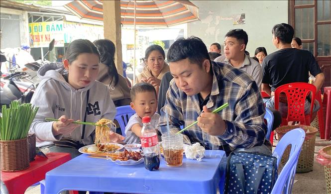 Thực khách của quán chủ yếu là giới trẻ. Ảnh: Công Mạo-TTXVN