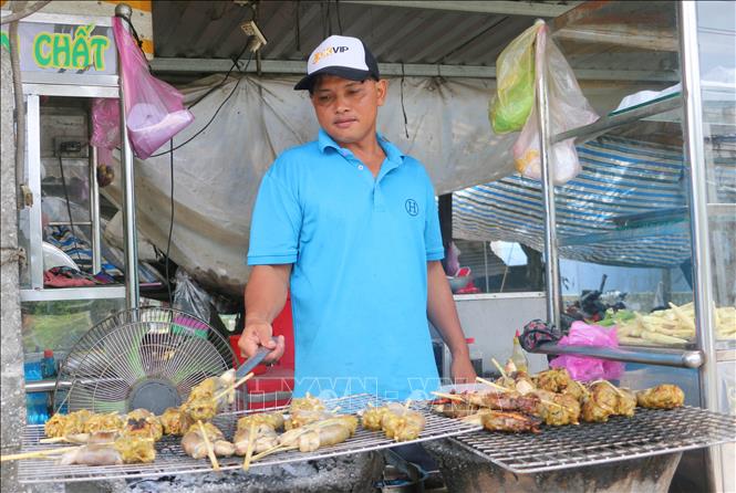Ở cung đường đu đủ đâm còn có món ếch nướng than hoa, thơm lừng, béo ngậy. Ảnh: Công Mạo-TTXVN