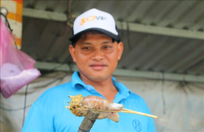 Món ếch nướng than hoa được chế biến theo phong cách của người dân vùng Bảy Núi An Giang luôn hấp dẫn thực khách. Ảnh: Công Mạo-TTXVN