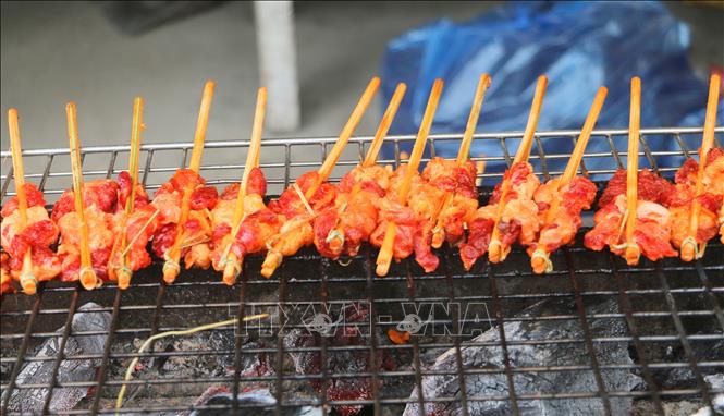 Bò nướng ăn kèm với món đu đủ đâm ở đây được sử dụng từ nạm bò Bảy Núi, thịt bò dai mềm vừa phải và có chút vị béo của mỡ bò. Ảnh: Công Mạo - TTXVN