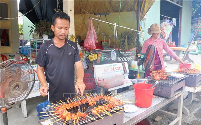 Du khách thường thưởng thức đu đủ đâm với bò nướng chấm muối ớt đặc trưng của vùng Bảy Núi An Giang. Ảnh: Công Mạo-TTXVN