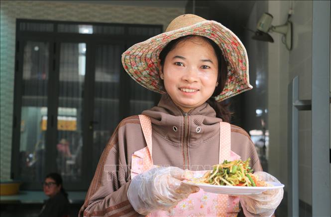 Vào những ngày cuối tuần, quán đu đủ đâm Rina của chị Srây Ny bán cả ngàn đĩa. Ảnh: Công Mạo-TTXVN