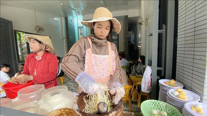 Quán đu đủ đâm Rina của chị Srây Ny là điểm ăn vặt quen thuộc của nhiều du khách khi đặt chân đến huyện Tri Tôn, An Giang. Ảnh: Công Mạo-TTXVN
