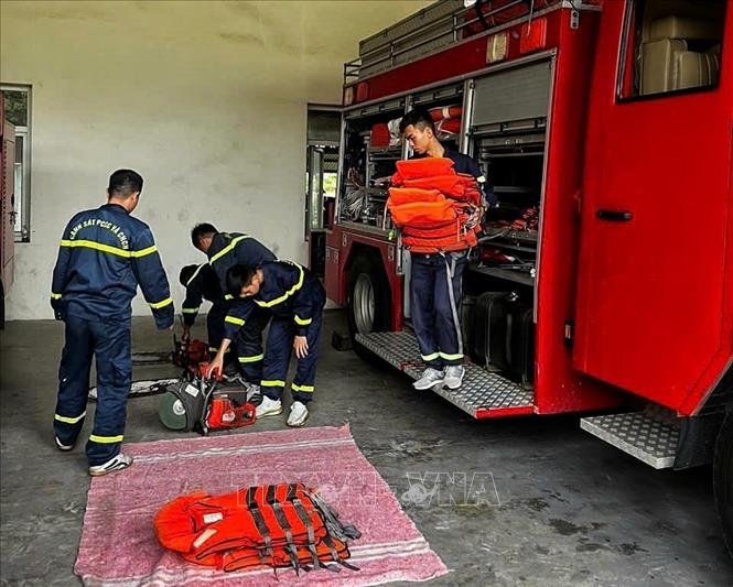 Lực lượng Cảnh sát PCCC & CNCH chuẩn bị đầy đủ trang bị sẵn sàng ứng phó với mọi tình huống. Ảnh: TTXVN-phát 