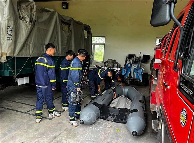 Lực lượng Cảnh sát PCCC & CNCH chuẩn bị đầy đủ trang bị sẵn sàng ứng phó với mọi tình huống. Ảnh: TTXVN phát 