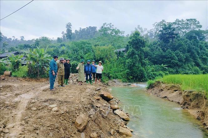 Lãnh đạo huyện Văn Yên kiểm tra công tác ứng phó với bão số 3. Ảnh: TTXVN phát