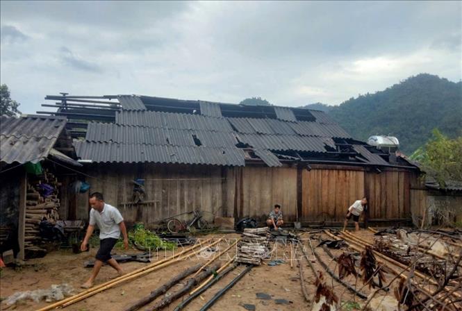 Bão số 3 gây hư hại 123 ngôi nhà tại huyện Trấn Yên, Văn Chấn, Lục Yên và Văn Yên (Yên Bái). Ảnh: TTXVN phát