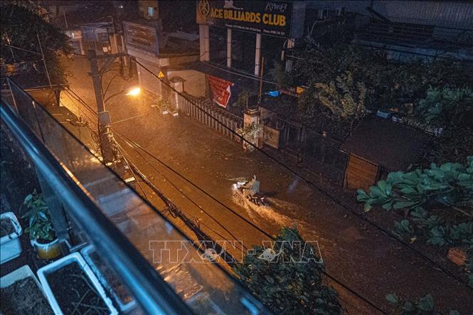 Bão số 3 đổ bộ gây mưa lớn, ngập cục bộ trên phố Vĩnh Hưng, phường Thanh Trì, Quận Hoàng Mai, Hà Nội (ảnh chụp lúc 19h42). Ảnh: Tuấn Anh-TTXVN