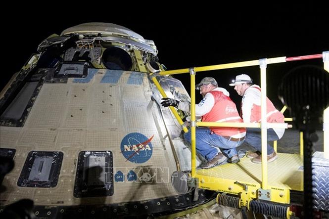Các chuyên gia của NASA tiếp cận tàu vũ trụ Starliner khi tàu vừa hạ cánh xuống sân bay vũ trụ ở White Sands, bang New Mexico (Mỹ) đêm 6/9/2024. Ảnh: channelstv.com/TTXVN