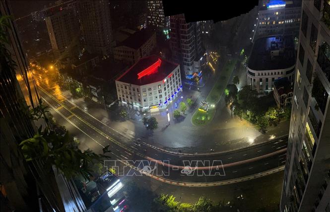 Khung cảnh đường phố vắng tanh vắng ngắt ở khu đô thị Times City, quận Hai Bà Trưng, Hà Nội khi bão đổ bộ vào lúc tối (ảnh chụp lúc 20 giờ). Ảnh: Chí Cường-TTXVN