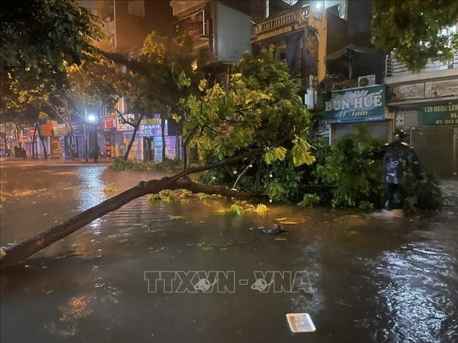 Typhoon Yagi hits Hanoi with strong winds of up to 10-11 level and heavy rains, causing flooding in various areas. VNA Photo